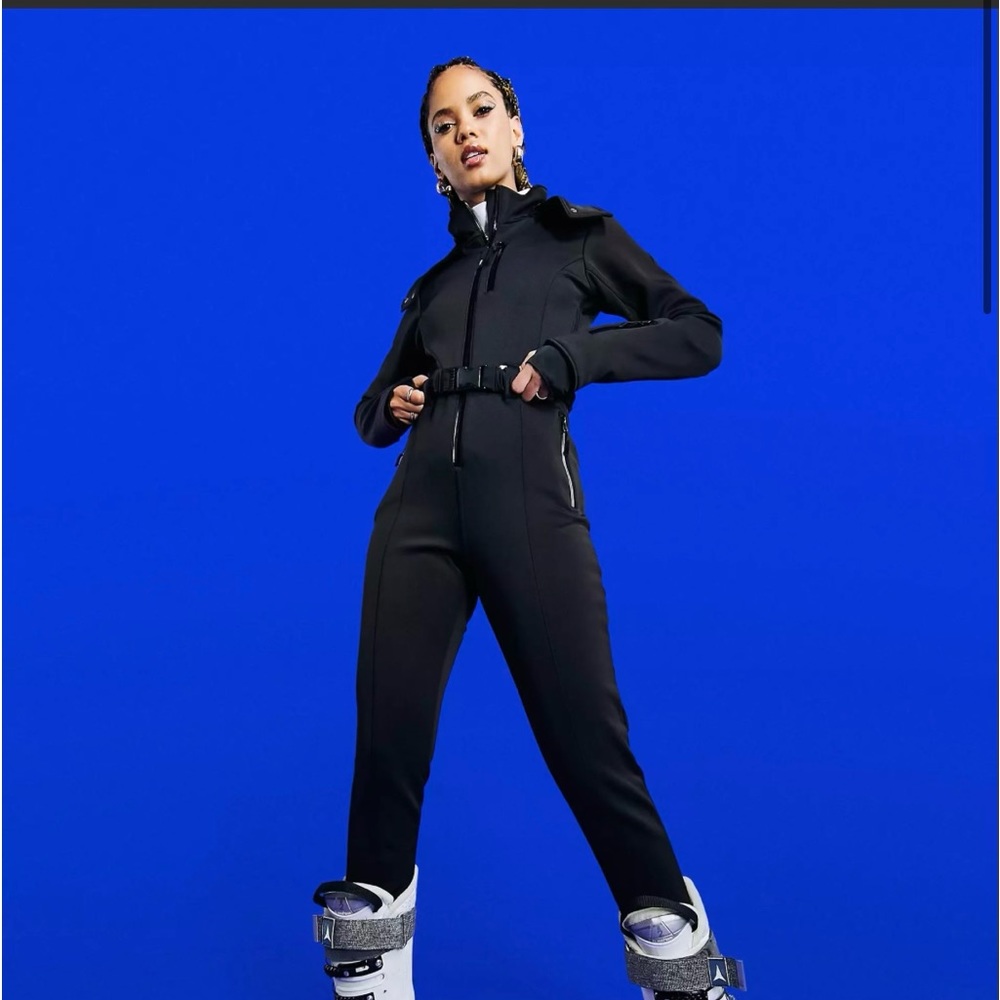 ASOS Ski & Snow Woman’s Ski suit with faux fur hood size 6 never worn NWT